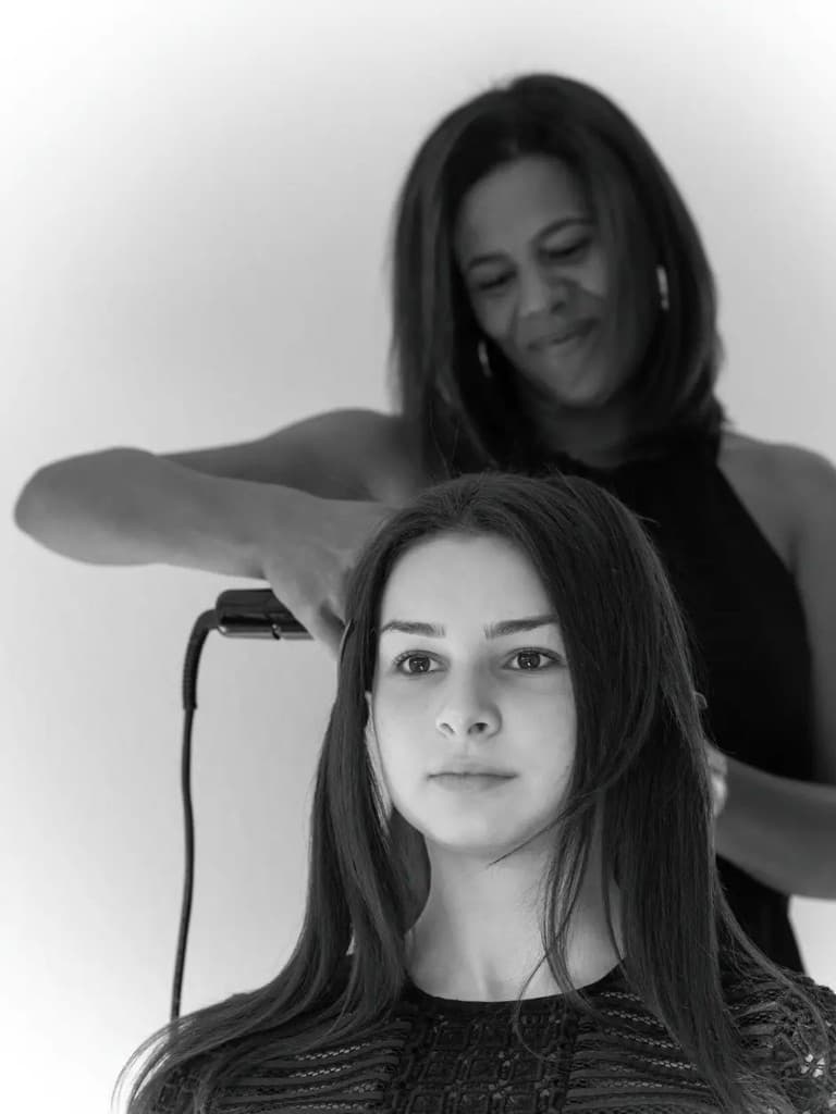 Gildene de Jesus König styling a client’s hair